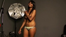 śliski masaż na dmuchanym materacu