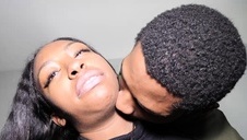 młoda zabawia się fioletowym wibruskiem