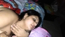 piękna okularnica liże długiego kutasa