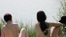 starszy pan rucha dwie młode blondynki