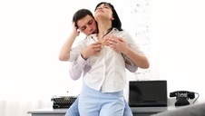 bawi się jej piersiami przed wytryskiem