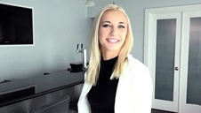 podczas masażu skupiła się na udach i pośladkach klientki