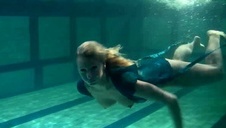 figlarna małolata czeka na kutasa