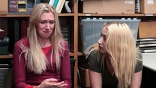 babka masuje jego ciałko wraz z pałką