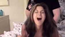 znakomita babka bawi się swym biustem