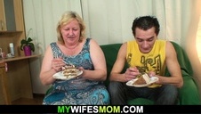 stanął mu na widok jej dużego dekoltu