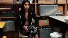 zasłonięte oczka i obciąganie dużego kutasa