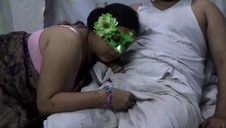 zapiął jej kakaowe oczko na stojaka