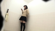 spuszcza się w jej młodą szpareczkę