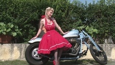 wylizał jej boskie i duże piersiątka