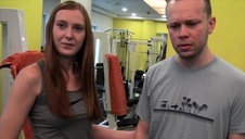 opalone ciałko zapinanej mamuśki przez bladego faceta