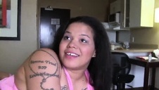 bawi się jej piersiami