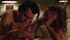 ładna laska szarpie członka w boskim trójkącie