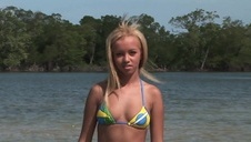 wytatuowana laska trzepie jego pałkę w toalecie