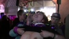 mokre suczki w myjni samochodowej