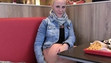 brunet liże jej piczkę a ona bierze do ust dużego jego wielkiego penisa