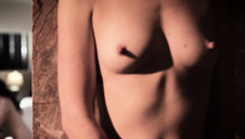 blondyneczka rozbiera się dla swojego chłopaka