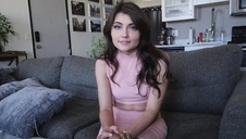 dziadek dobiera się do jej młodej cipki