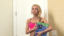 atrakcyjna blondynka i robótki ręczne