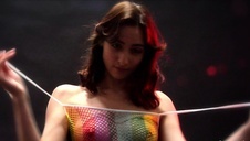 blond panienka w złotym staniku