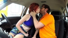 zabawia się ze swoją seksowną przyrodnią siostrzyczką