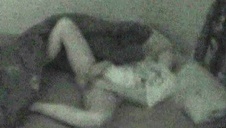 z chudą okularnicą na tylnym siedzeniu