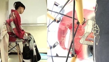 zarzuca niewielkimi pośladkami na jego członku