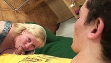 barbie elegancko potrząsa swą dużą dupcią