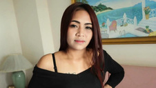 laska z mokrymi majtkami wypina się na pieska