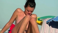 płaska laska wskakuje na jego penisa