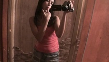 wciska fioletowe dildo w jej szparę