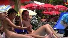 chłop z wielkim członkiem wie jak doprowadzić ją do orgazmu