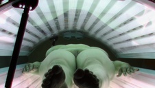 czarnowłosa mama ssie siusiaka na kolanach