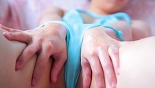 posuwa dwie dobre suczki w dupę