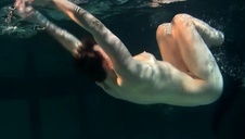 wkłada majteczki w cipkę