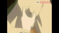 piękna leży na plecach a on ją masuje