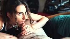 blondi w obcisłej błękitnej sukience