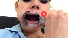 czarnowłosa laska leży na brzuszku i ssie kutasa