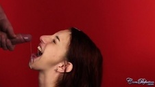 pieści ją małą seks zabaweczką