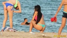 nieskazitelnie piękna blondynka uklękła