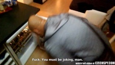 blond mamuśka obrabia murzynowi kutasa