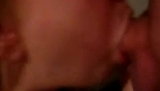 mamuśka z naturalnymi cycuszkami zabawia się z małolatami