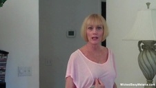 trzydziestka liże członka i wskakuje na niego