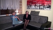 najpierw bawi się sama ze sobą a potem bierze się za małą kuśkę