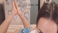 znęca się nad blondyneczką