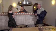 dwie czarnowłose damy kochają boski seksik w trójkącie