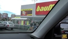 nastolatka kręci biodrami siedząc na penisie