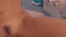 małolata uwielbia bawić się swoim dziewiczym ciałem