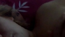 cudna brunetka zdejmuje sexi bielizne