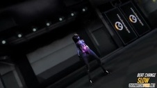 zakłada gumę i ładuje ją w dupę